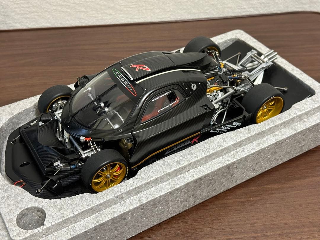 オートアート1/18 パガーニ ゾンダ R