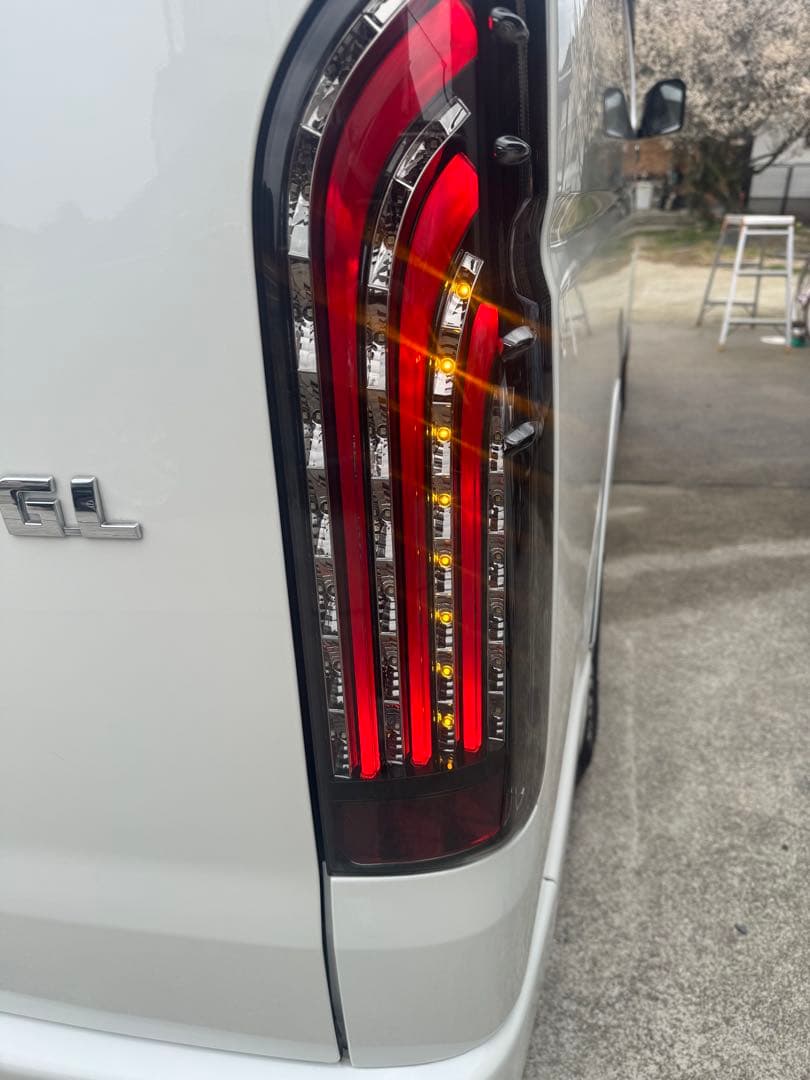 LEDテールライト スモーク 左右セット　ハイエース　テールランプ