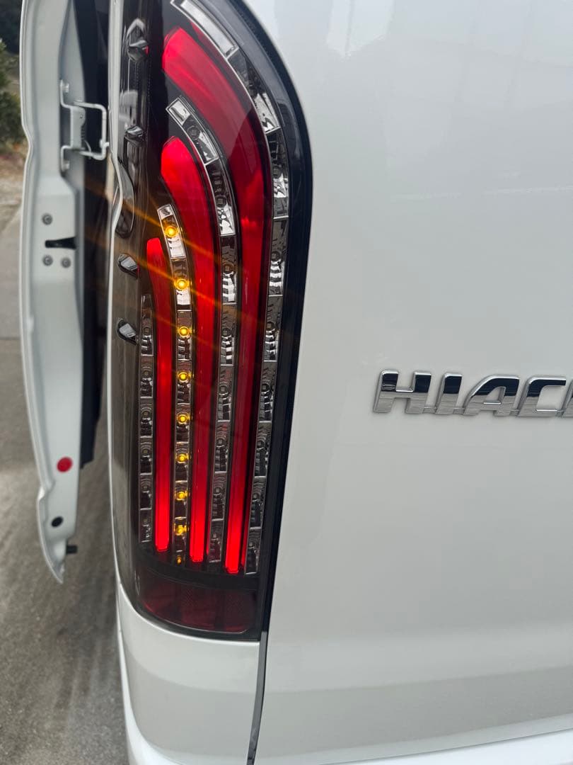 LEDテールライト スモーク 左右セット　ハイエース　テールランプ