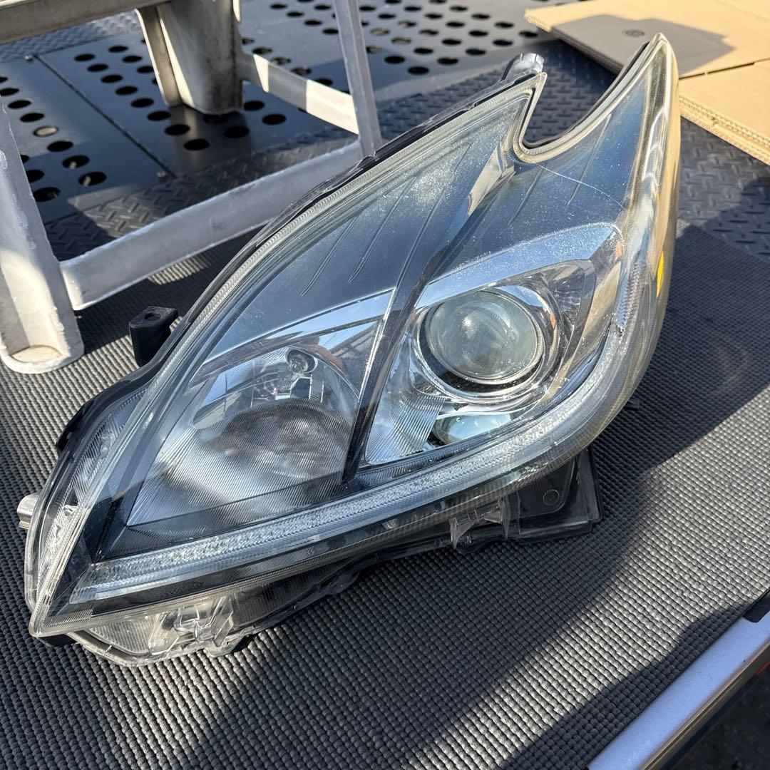 トヨタ　プリウス30 後期　HID ヘッドランプ　ヘッドライト　左右セット中古品