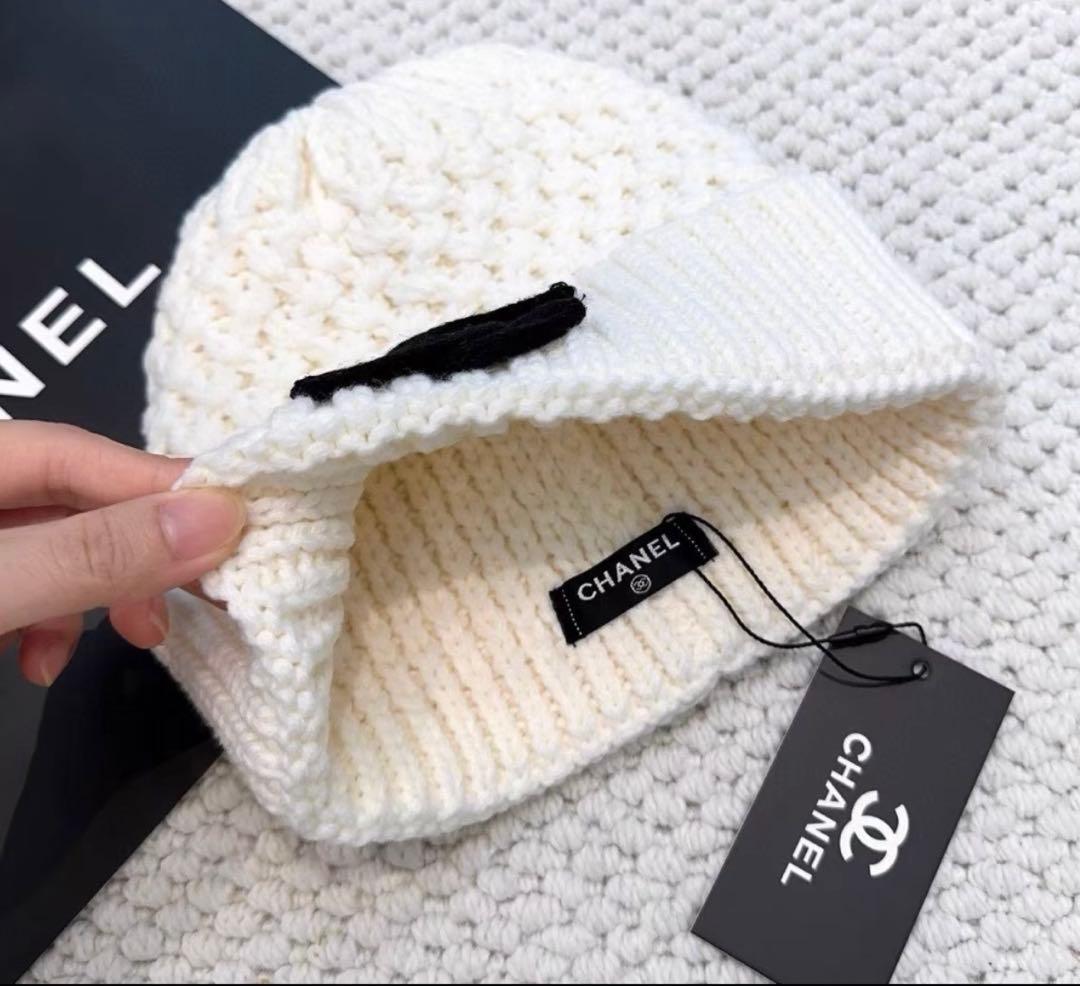 CHANEL ホワイトニット帽 ロゴ付き