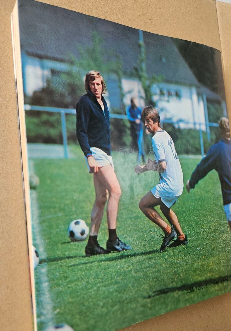 講談社「サッカー 世界のプレー 」「サッカーの戦術」2冊