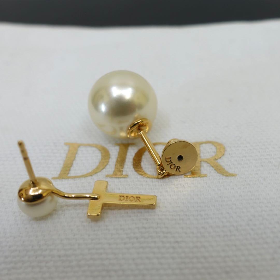 Dior ピアス　パール　Tロゴ　トライバルピアス　イニシャル