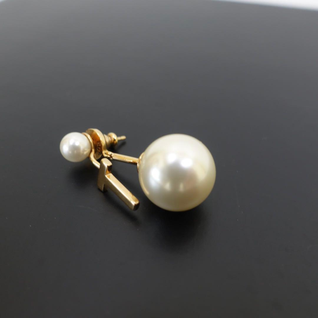 Dior ピアス　パール　Tロゴ　トライバルピアス　イニシャル