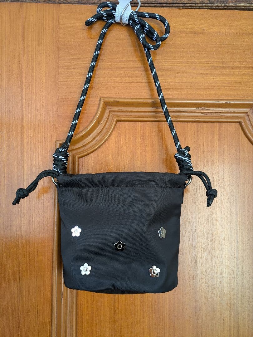 MARY QUANT 　PUBLU フラワースタッズナイロン巾着バッグ