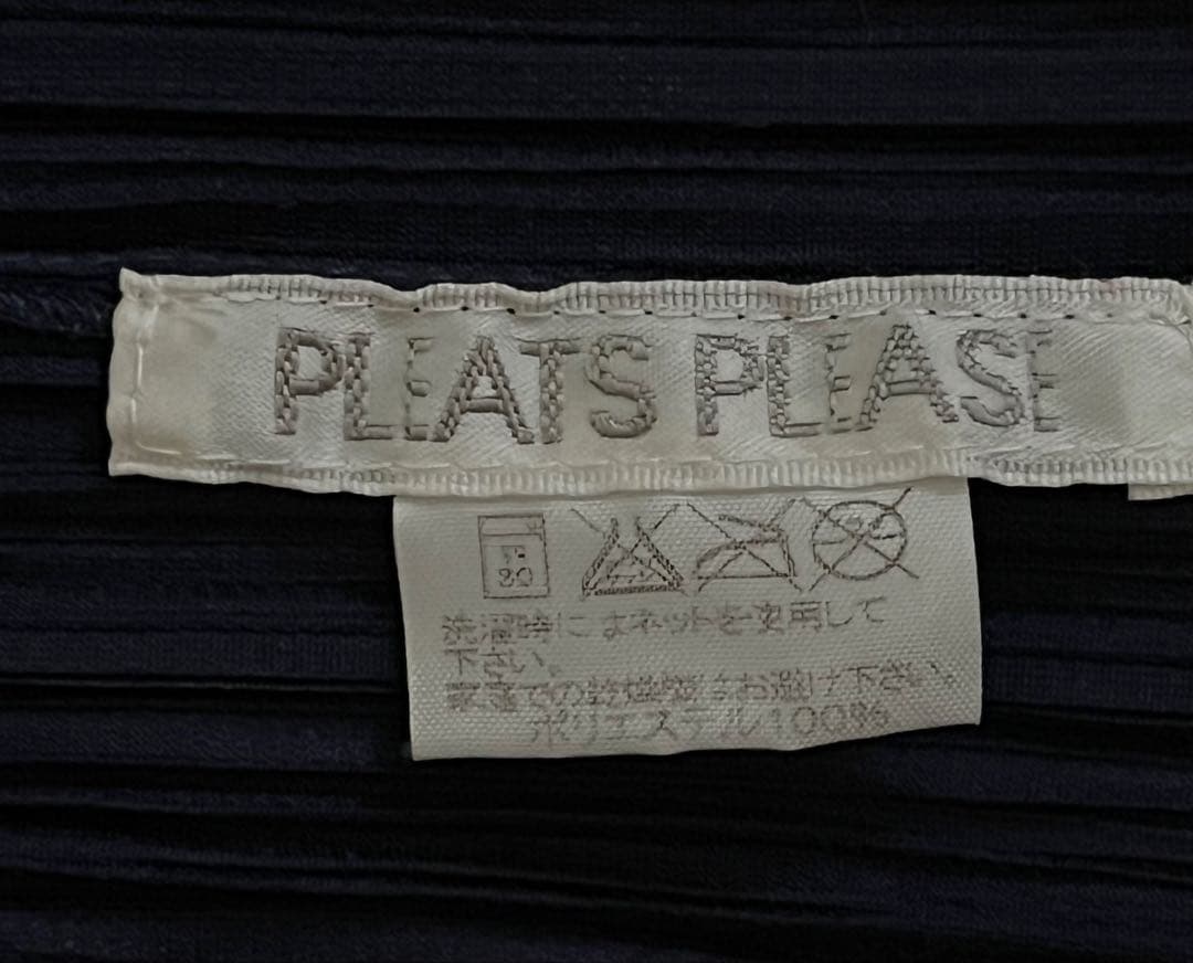 PLEATS PLEASネイビー プリーツ長袖シャツとホワイトプリーツ半袖シャツ