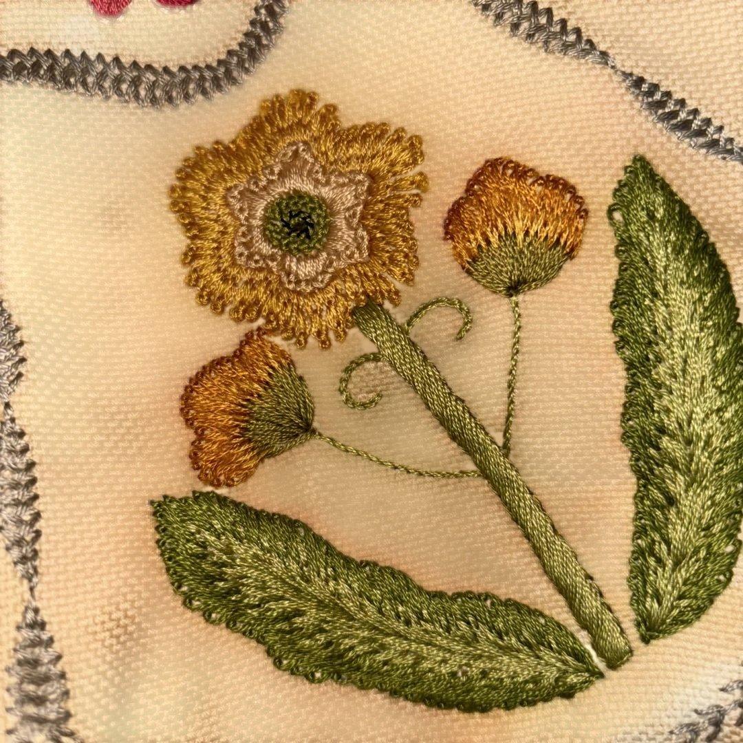 手刺しゅう　花柄刺繍クッションカバー　2セット