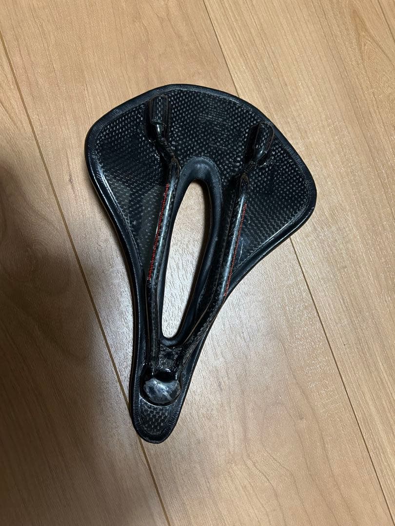 TNI LiteFly カーボンサドル ショートノーズ