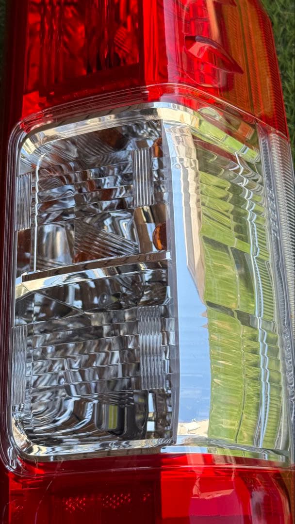 トヨタ200系純正ハイエース右テールランプ（一部LED）