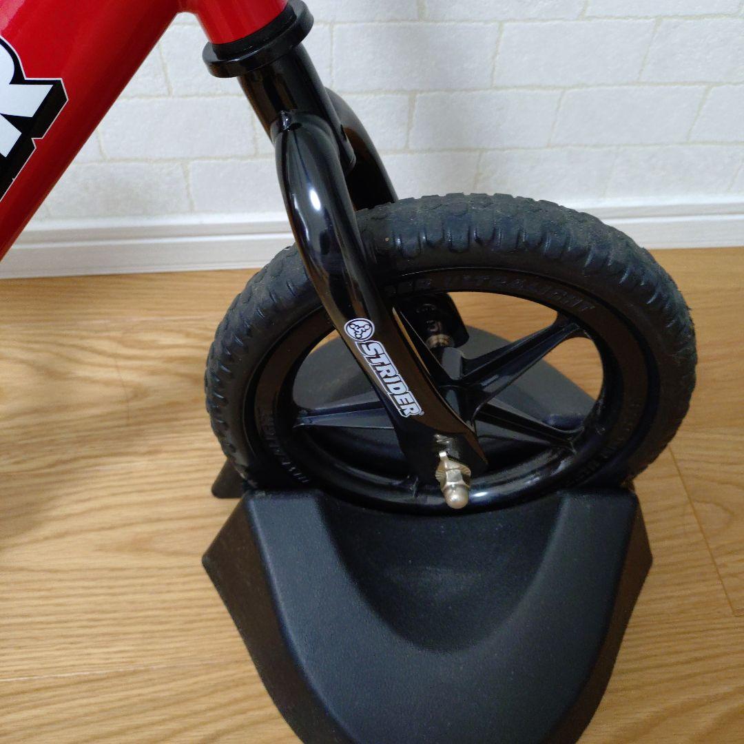 STRIDERスポーツ バランスバイク 赤 12インチと専用バイクスタンド
