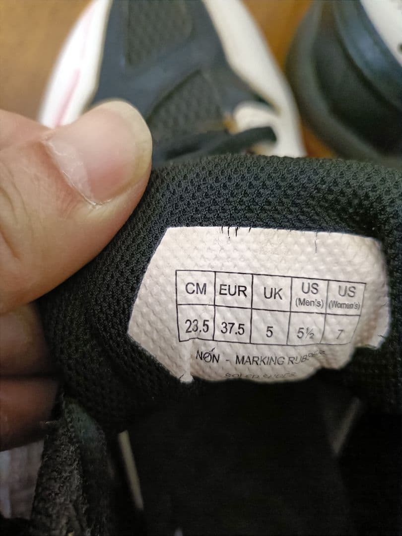 YONEX　レディース　バドミントンシューズ　23.5センチ