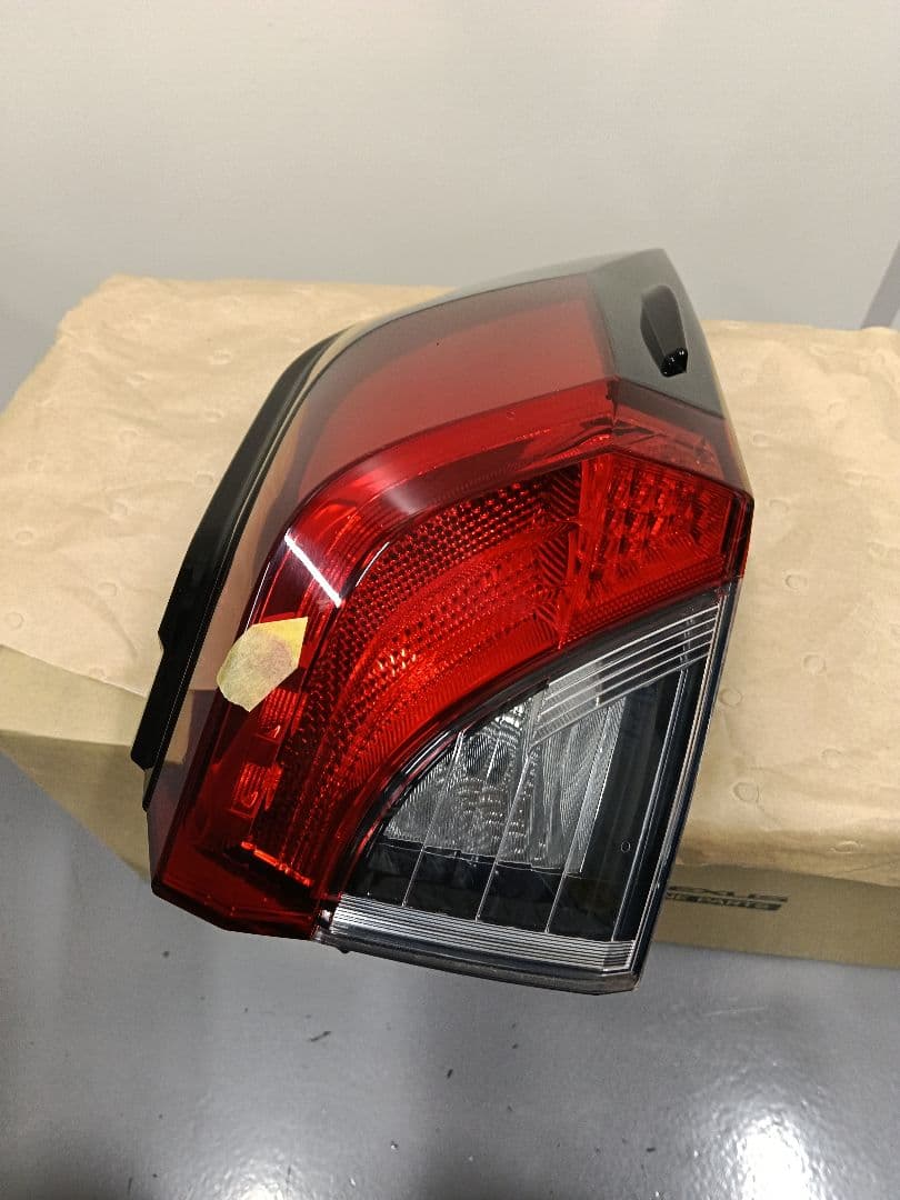 トヨタ RAV4 右テールライトLED 外側