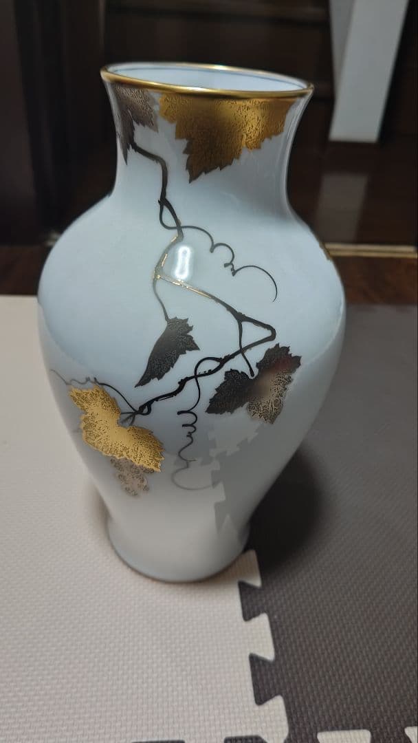 大倉陶園　金蝕葡萄　陶器製 花瓶 ホワイト・ゴールド