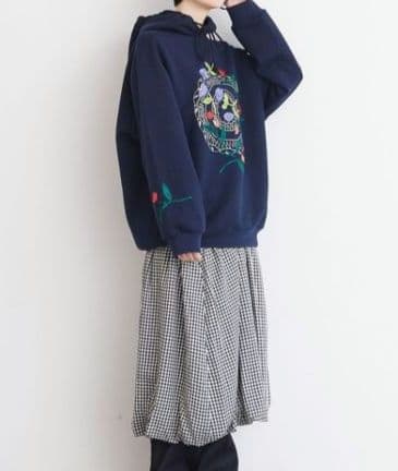 atelier du savon 刺繍フードパーカー ネイビー