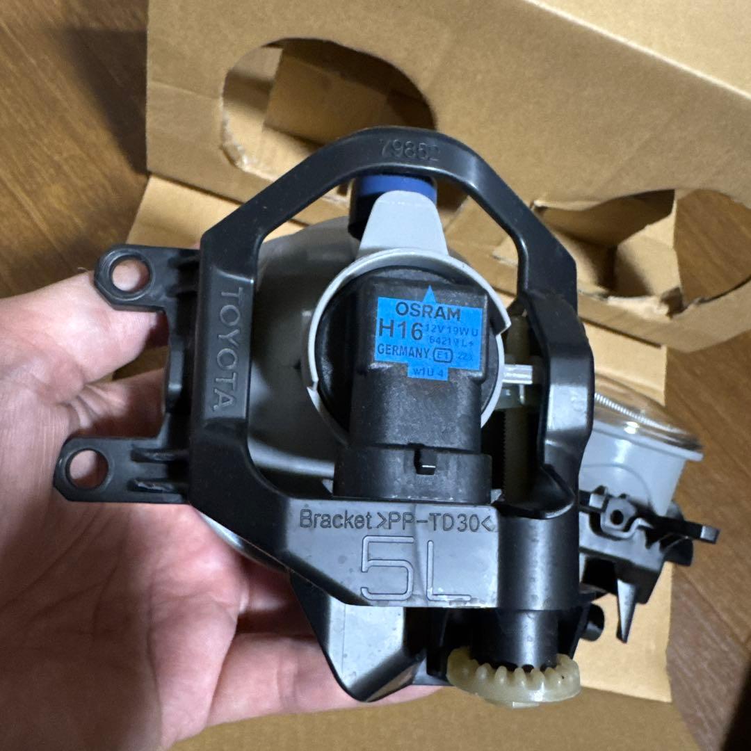 トヨタ フォグランプ プリウス？アルファード？
