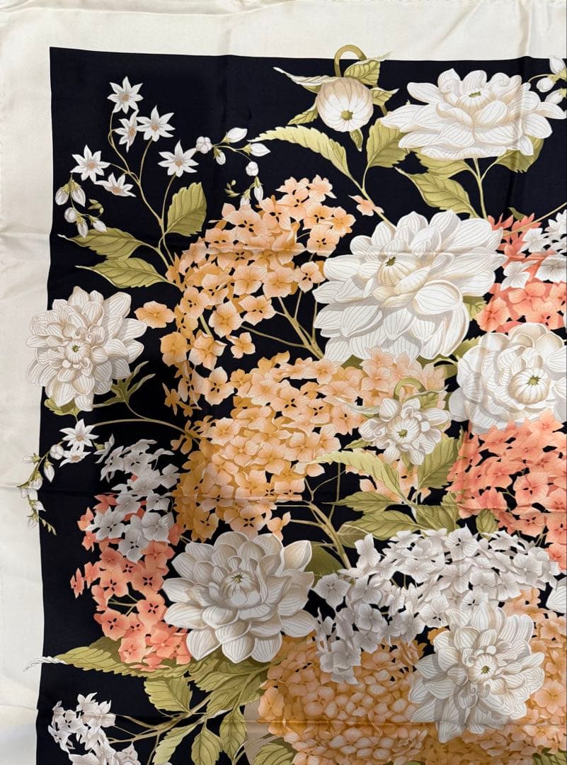 Salvatore Ferragamo サルヴァトーレフェラガモ　スカーフ　花柄
