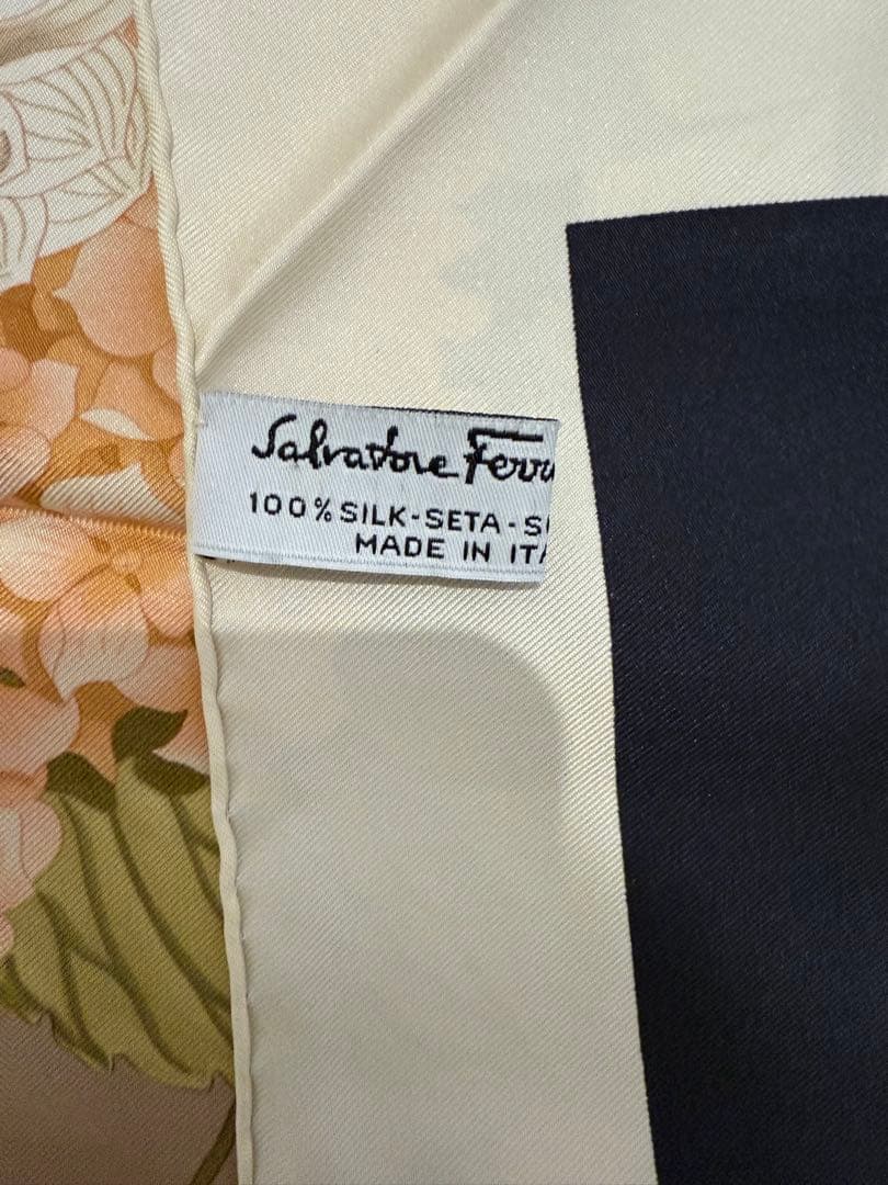 Salvatore Ferragamo サルヴァトーレフェラガモ　スカーフ　花柄
