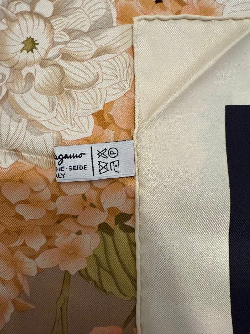 Salvatore Ferragamo サルヴァトーレフェラガモ　スカーフ　花柄