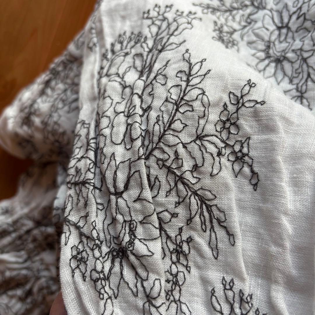 【nest Robe / ネストローブ】エンブロイダリーリネンブラウス　刺繍