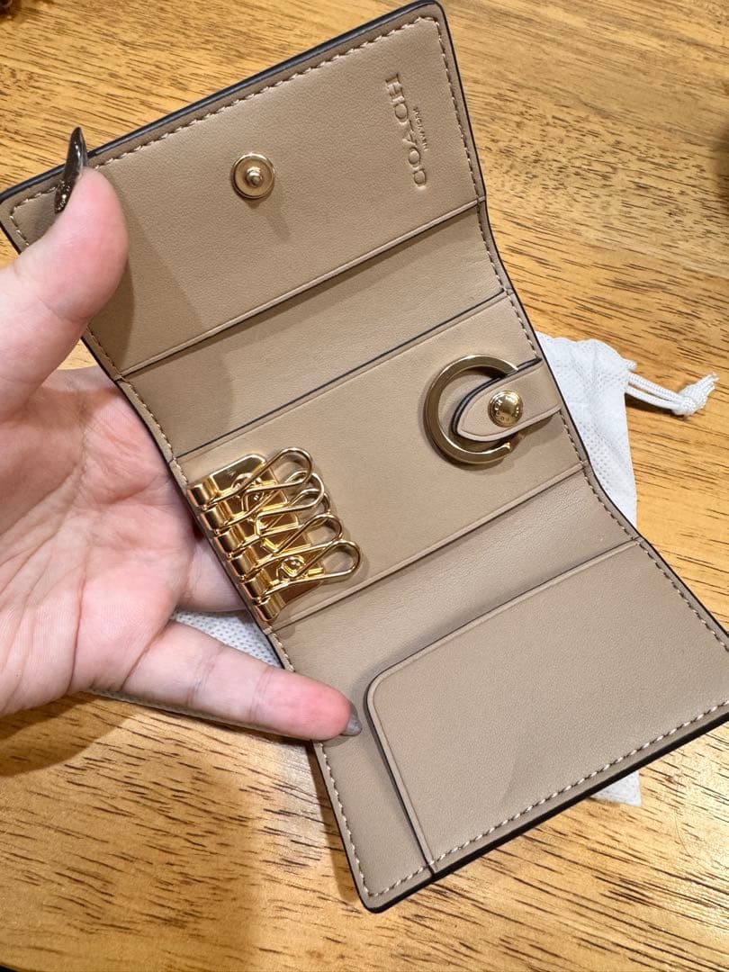 COACH 花柄レザーキーケース