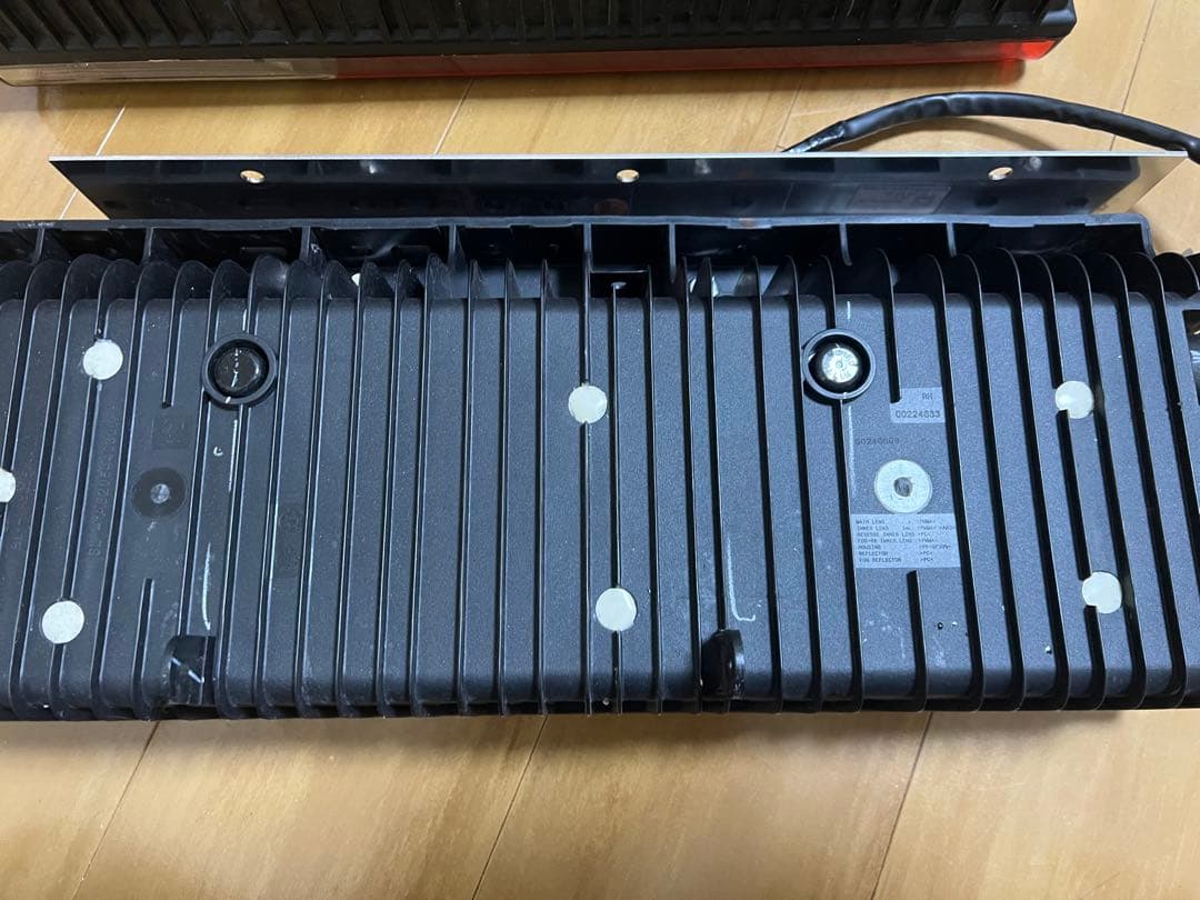 三菱ふそう　新型スーパーグレート　純正LEDテールランプ左右セット