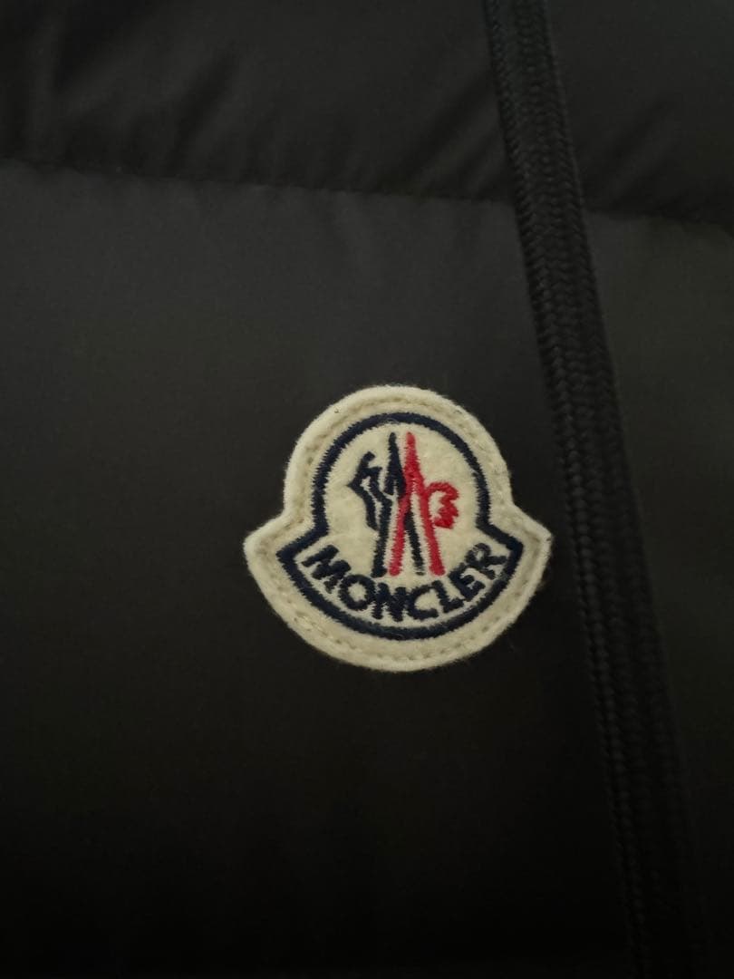 MONCLER ブラック ダウンベスト フード付き