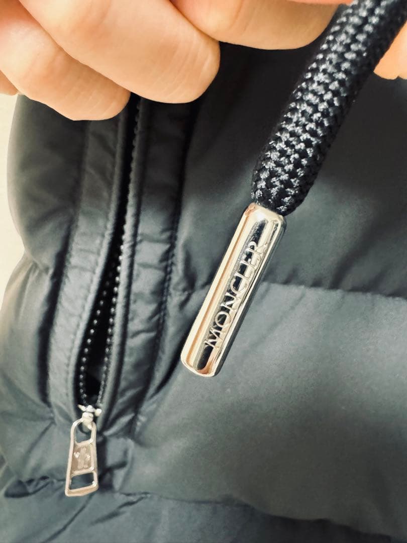 MONCLER ブラック ダウンベスト フード付き