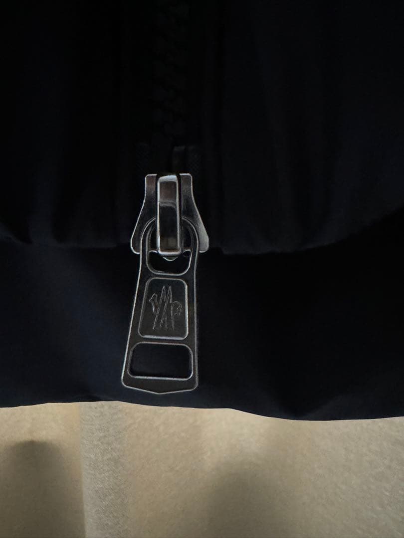 MONCLER ブラック ダウンベスト フード付き