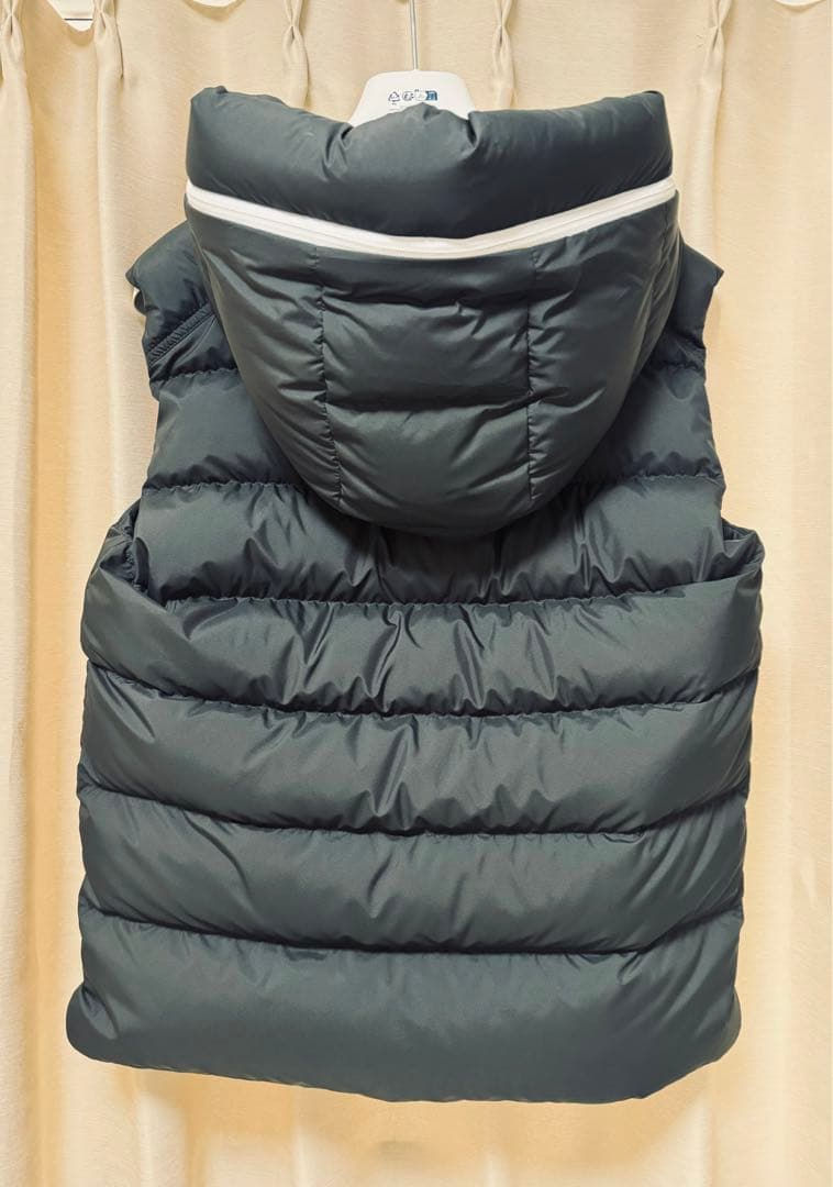 MONCLER ブラック ダウンベスト フード付き