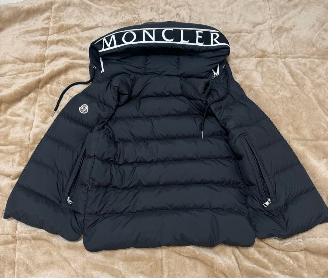 MONCLER ブラック ダウンベスト フード付き