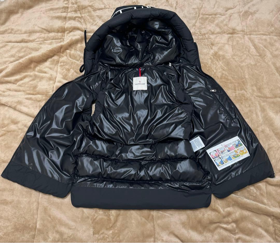 MONCLER ブラック ダウンベスト フード付き