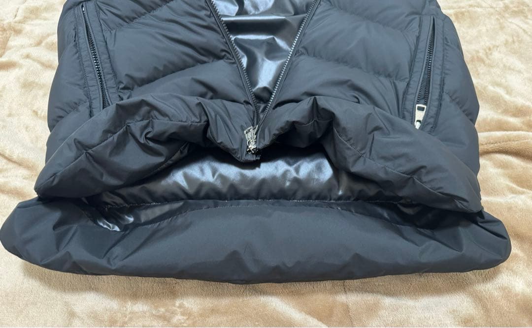 MONCLER ブラック ダウンベスト フード付き
