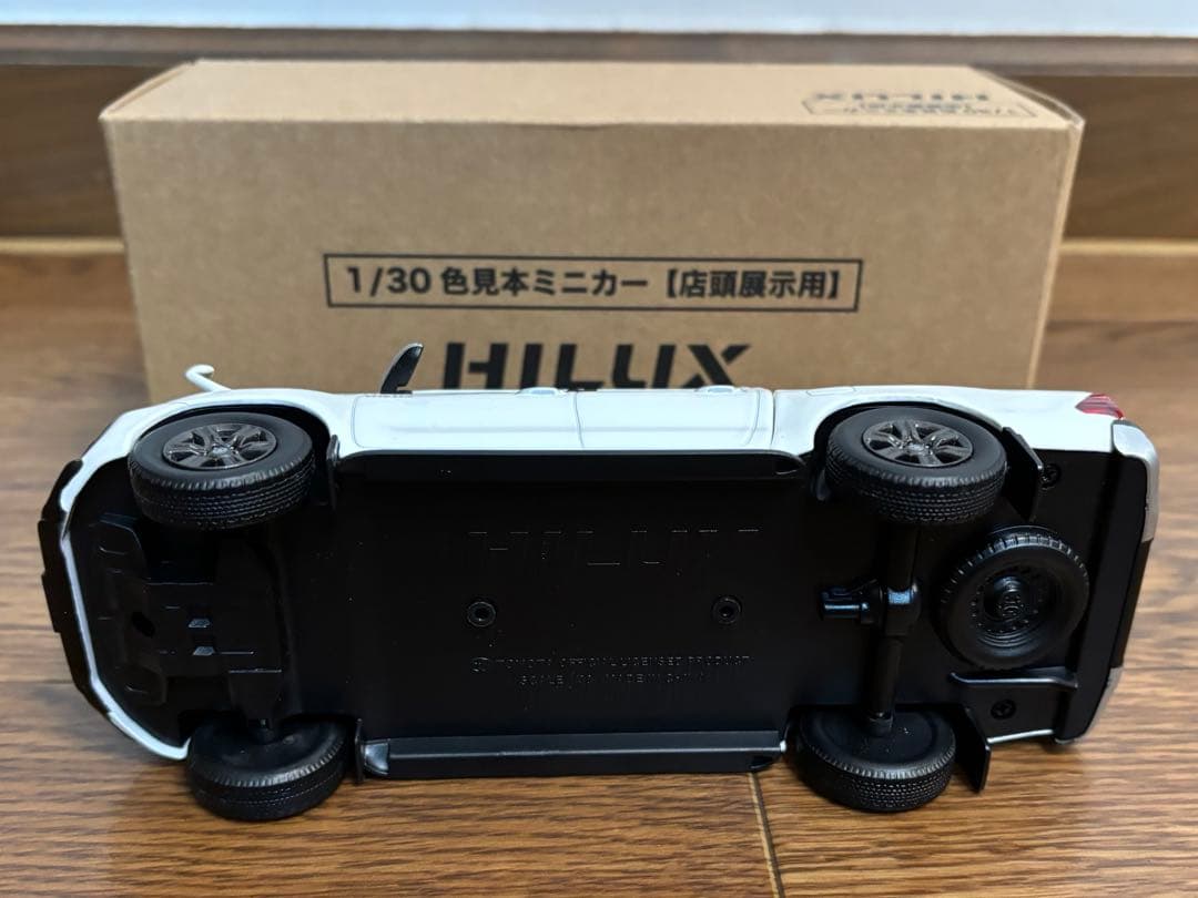 トヨタ ハイラックス スーパーホワイトⅡ 1/30 カラーサンプル 箱付【新品】