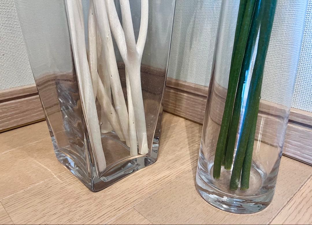 匿名送料無料 透明ガラスの花瓶２つと造花セット